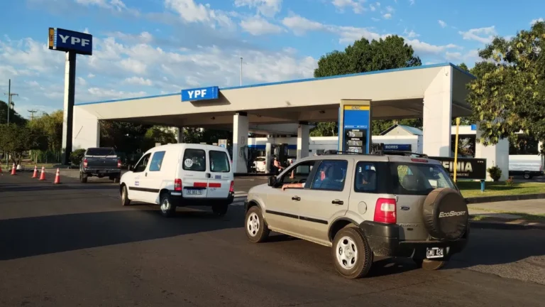 Largas filas y espera en las estaciones de servicio para cargar combustible antes del posible aumento