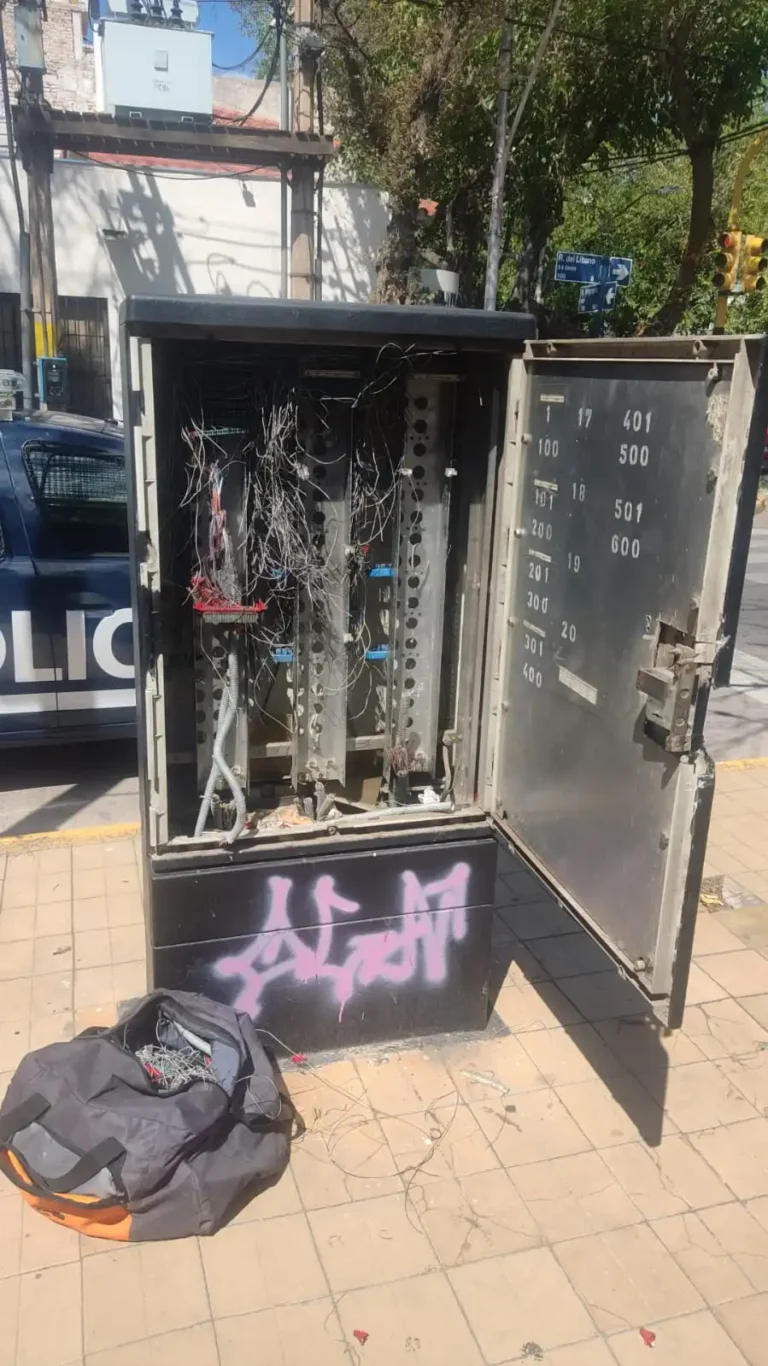 Tres detenidos por robo de cables y una plaqueta con el escudo de la provincia
