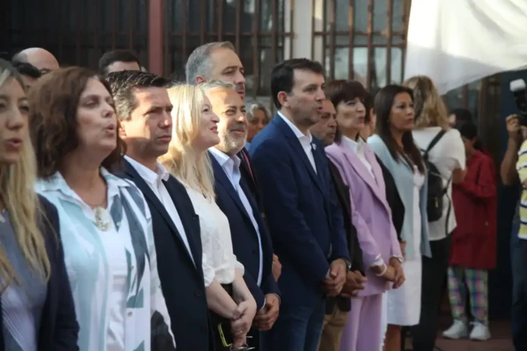 Cornejo y García Zalazar dan inicio al ciclo lectivo 2024 en una escuela de Maipú