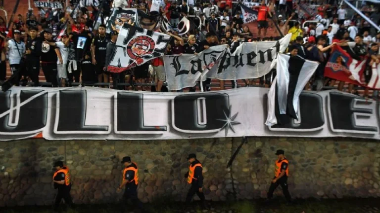 Riñas, robos y hasta un abuso: todo lo que dejó el violento paso de los hinchas del Colo Colo por Mendoza