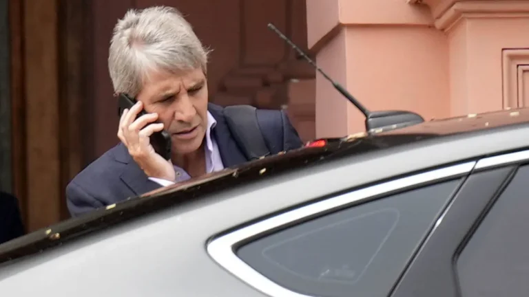 Luis Caputo anunció una suba en las jubilaciones y en el salario mínimo por decreto