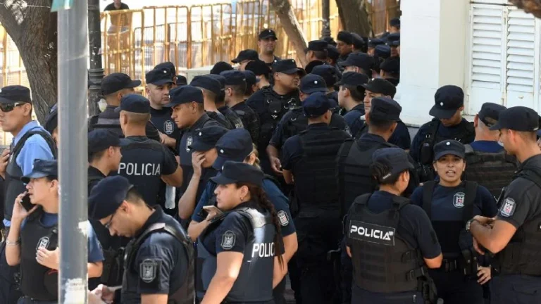 El Gobierno aumentó el 30% a los policías y penitenciarios con un plus salarial