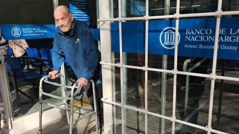 Luis Caputo anunció un bono de $70.000 para los jubilados a partir de marzo