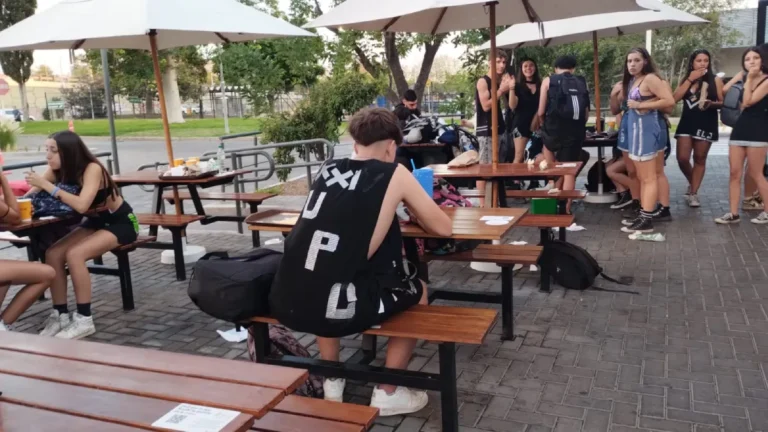Cientos de estudiantes coparon locales de comida rápida después de trasnochar por el UPD