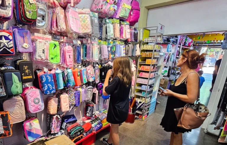 A 20 días del inicio de clases hay poco movimiento en librerías y los padres compran lo justo
