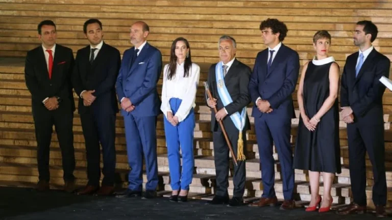 Alfredo Cornejo oficializó una medida esperada por estatales