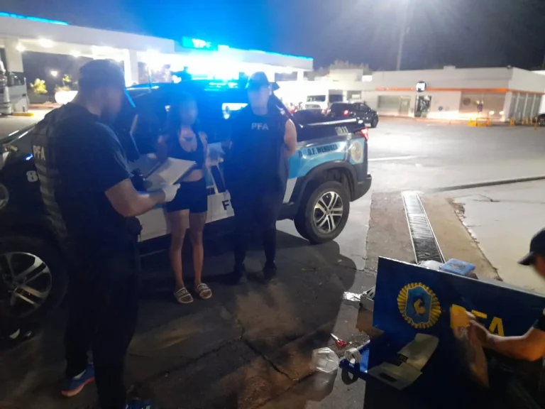 Despreocupada total: una joven caminaba con marihuana, dólares y una balanza