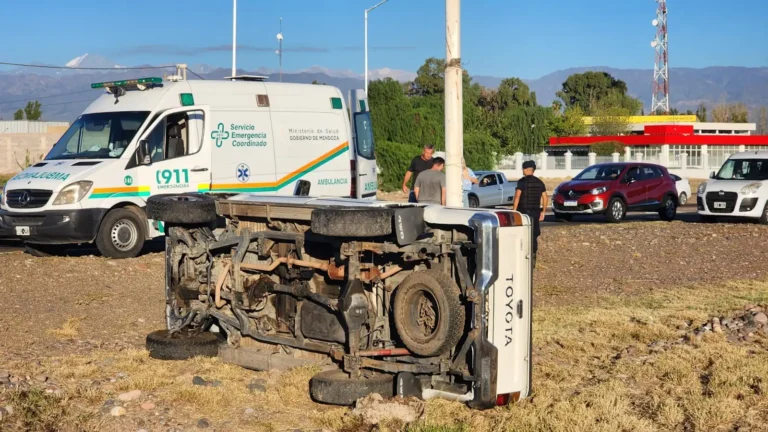 Una camioneta se dio vuelta en Acceso Este y generó caos vehicular