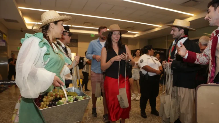 Con un flash mob recibieron a turistas que llegaron de Chile en el vuelo reinaugural de JetSmart