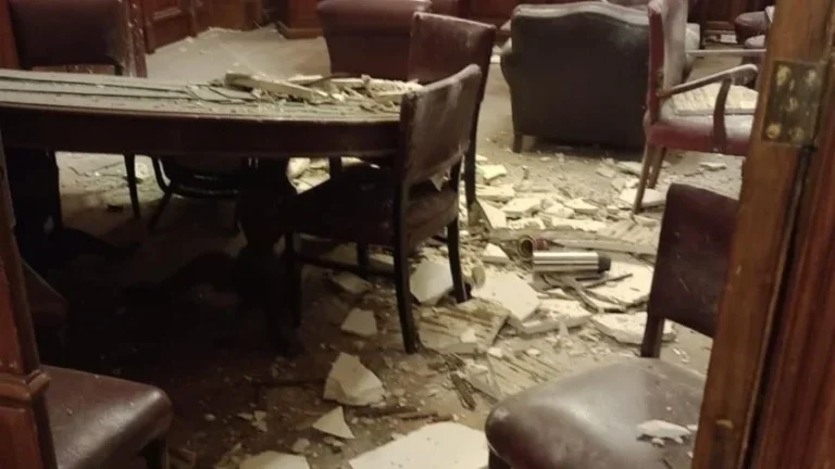 Derrumbe en el Senado: se cayó el techo en el despacho de un senador radical