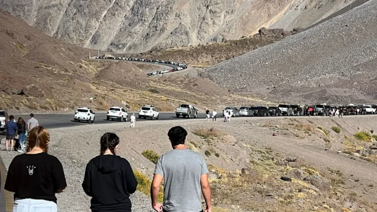 Arrancó el éxodo de argentinos a Chile y hay 3 horas de demoras para cruzar el Paso Cristo Redentor