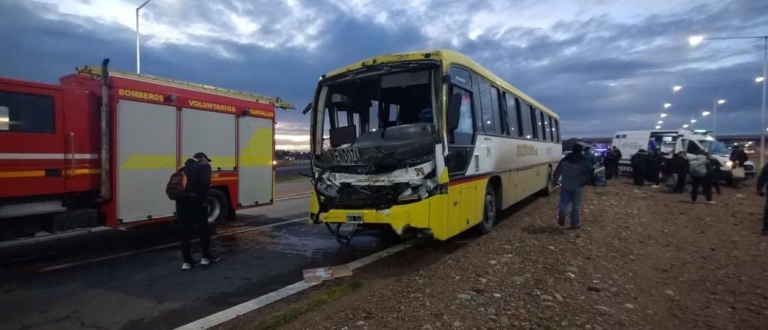 Grave accidente con heridos entre un micro y un camión en el Acceso Este