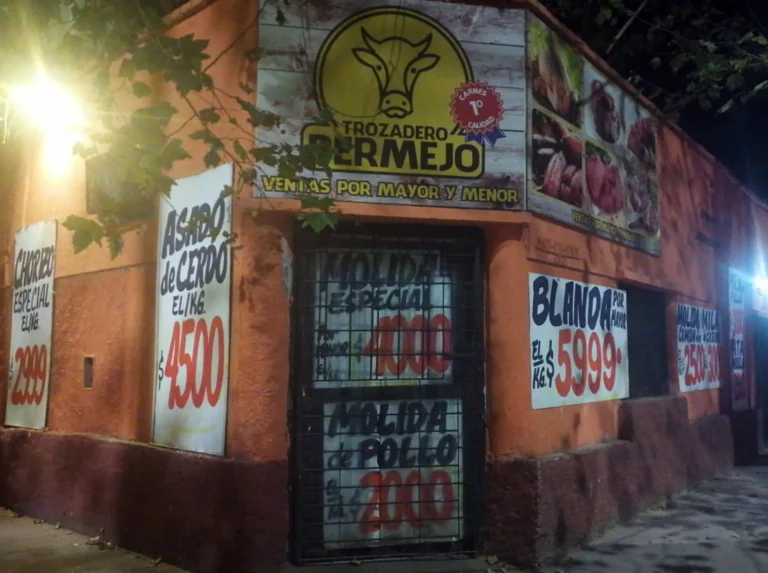 Se trepó al techo de una carnicería, robó reflectores y lo atraparon mientras corría