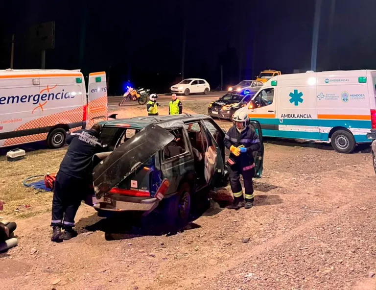 Vuelco y dramático rescate de una joven conductora en el Acceso Sur