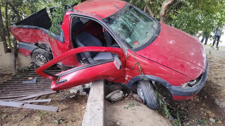 Manejaba borracho, chocó contra un árbol, volcó y terminó en el frente de una casa