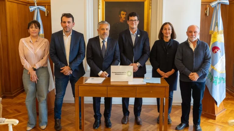 Cornejo adhirió a un programa nacional para mejorar la alfabetización y la comprensión en alumnos de primaria