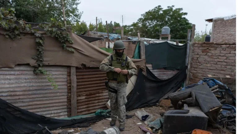 La Policía detuvo a siete hombres con drogas y armas en un barrio de Las Heras