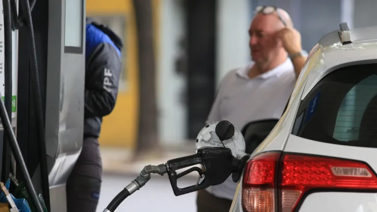 El precio de las naftas volverá a aumentar el 1 de mayo y estiman que el incremento será del 8%