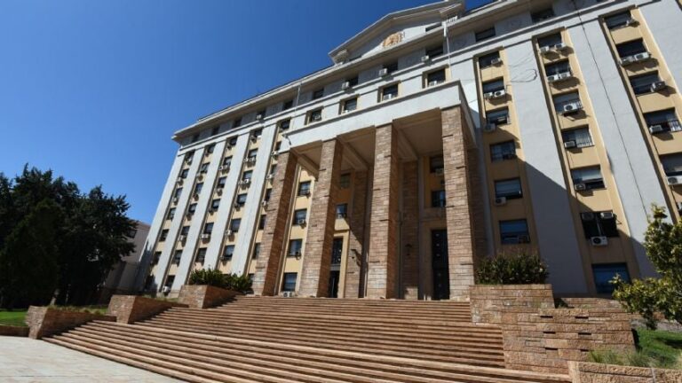 Por qué los certificados médicos truchos son un problema para el Gobierno