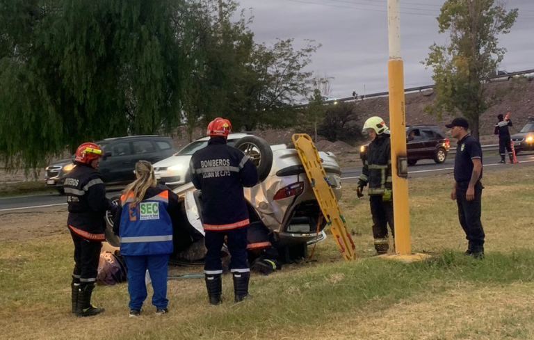 Una discusión entre conductores terminó con un auto volcado en Acceso Sur