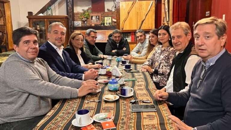 Tras la sorpresiva foto peronista en el sur, un intendente le bajó el tono a las diferencias