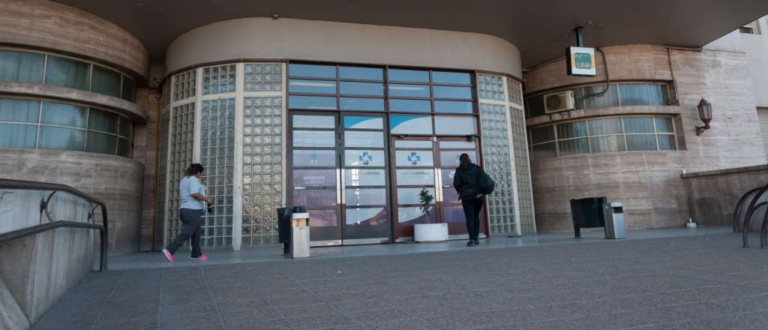 Un hombre fue baleado en el cuello y está internado en el Central