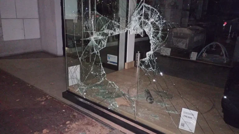 Rompió la vidriera de un local, robó artículos de bebé, pero fue detenido minutos más tarde