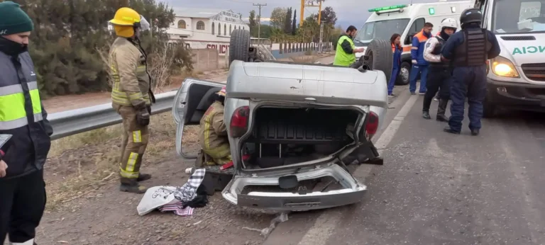 Tremendo accidente en el Acceso Este: una mujer quedó atrapada en el vehículo