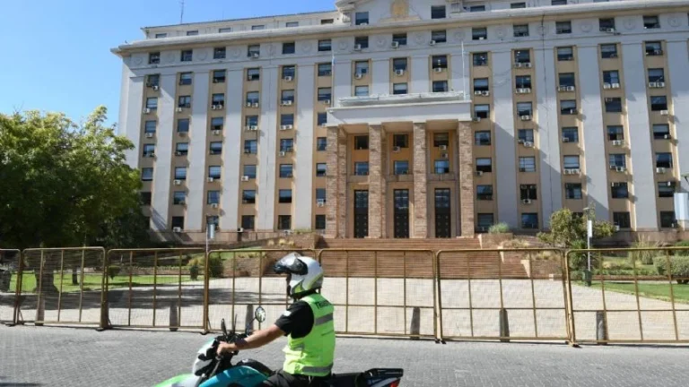 El Gobierno denunció a una administrativa por un fraude de $26 millones