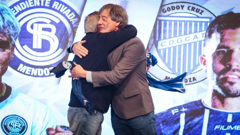 Así fue el intercambio de camisetas entre los presidentes de la Lepra y el Tomba antes del clásico