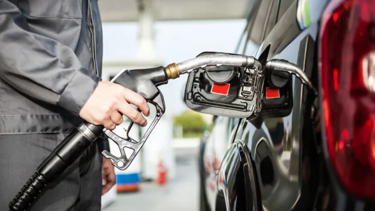 Confirmaron que las naftas vuelven a subir fuerte desde el sábado por la suba de los impuestos al combustible