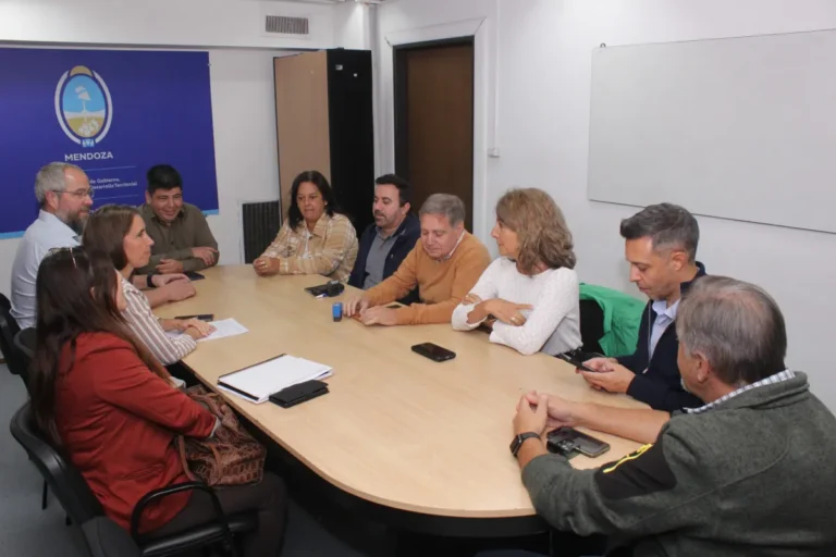 Ampros rechazó la nueva oferta salarial y pidió el bloqueo de títulos para los médicos mendocinos