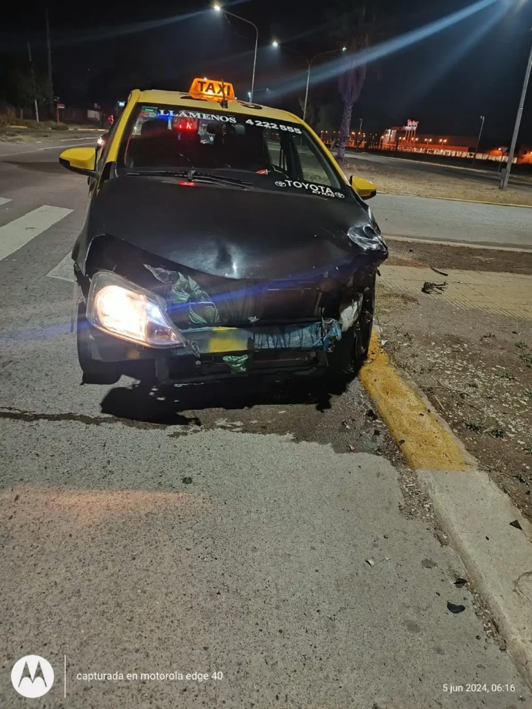 Colisión y fractura: un taxi chocó a un motociclista en el Acceso Norte