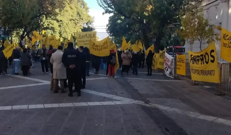 El cambio de régimen para los licenciados en Enfermería que enfrenta a AMPROS con el Gobierno