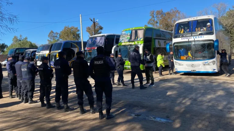 Prohibieron el ingreso a Mendoza de 60 hinchas de Almirante Brown por traer armas y drogas