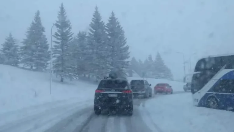 Vialidad cortó la ruta a Las Leñas por tres colectivos varados que circulaban sin cadenas