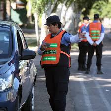 Las multas por conducir sin licencia o usando el celular costarán unos $120 mil
