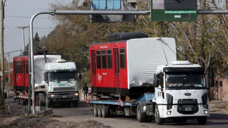 Así fue la llegada de las nuevas duplas del Metrotranvía que permitirán la extensión a Luján de Cuyo y al aeropuerto