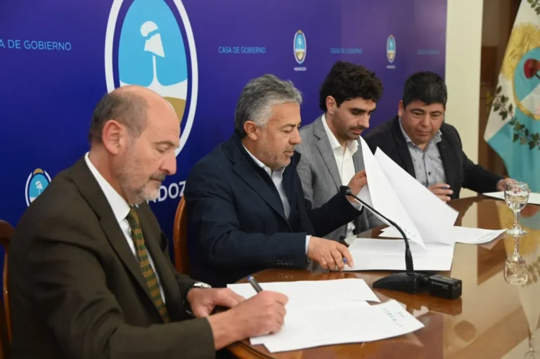 Alfredo Cornejo firmó un acuerdo con empresarios y gremialistas: “Aquí hay paz social”