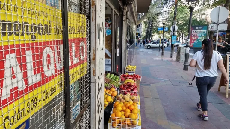 Agosto llega con aumentos de telefonía, agua, luz, salud y alquileres para los mendocinos