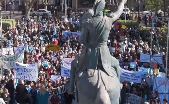 Masiva protesta de productores de Mendoza por el cierre del sistema antigranizo