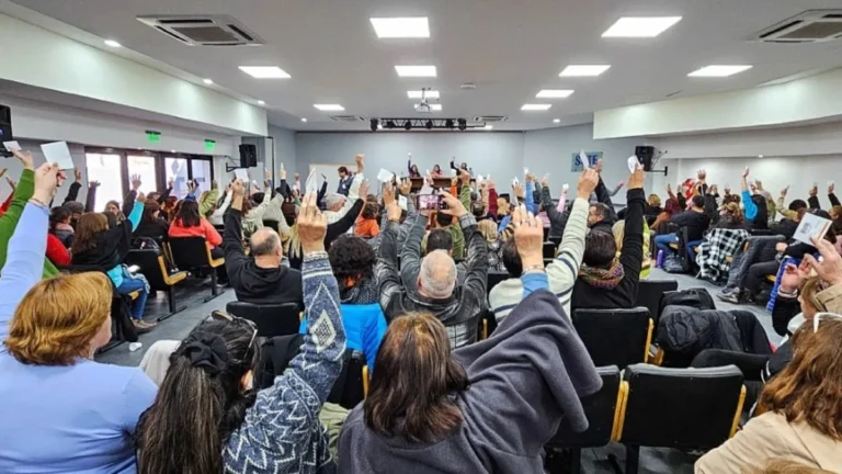 El plenario del SUTE aceptó la oferta salarial del Gobierno a diferencia de ATE y AMPROS