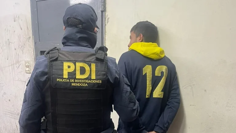Detuvieron a dos hombres que pedían viajes de Cabify y Uber para asaltar a choferes en Godoy Cruz