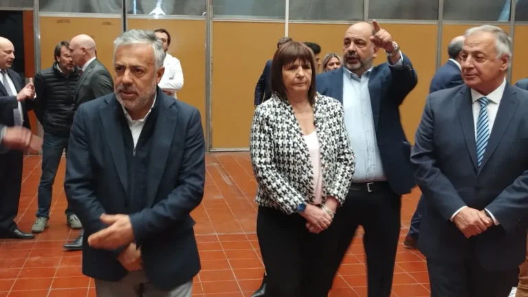 Bullrich visitó el Banco de Huellas Genéticas de Mendoza y defendió su aplicación en todo el país