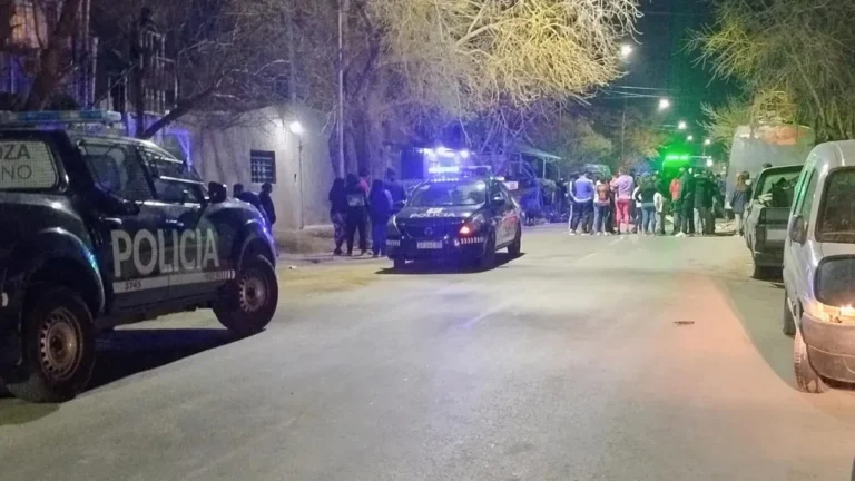 Un chico de 12 años sufrió fracturas en sus dos piernas tras colgarse de un colectivo en Godoy Cruz