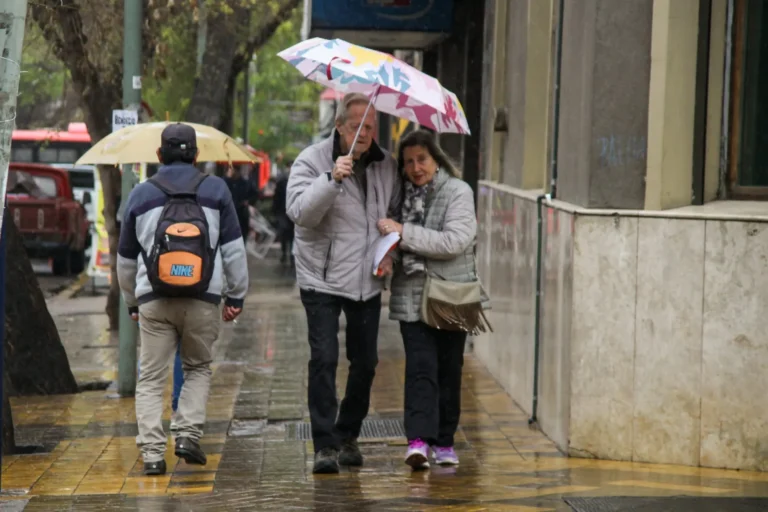 Se viene un martes “congelado” en Mendoza: mucho frío, lluvias y nevadas en el llano