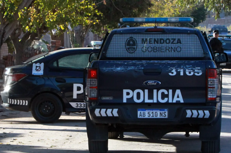 Un policía se defendió de un asalto domiciliario con su arma e hirió a uno de los delincuentes