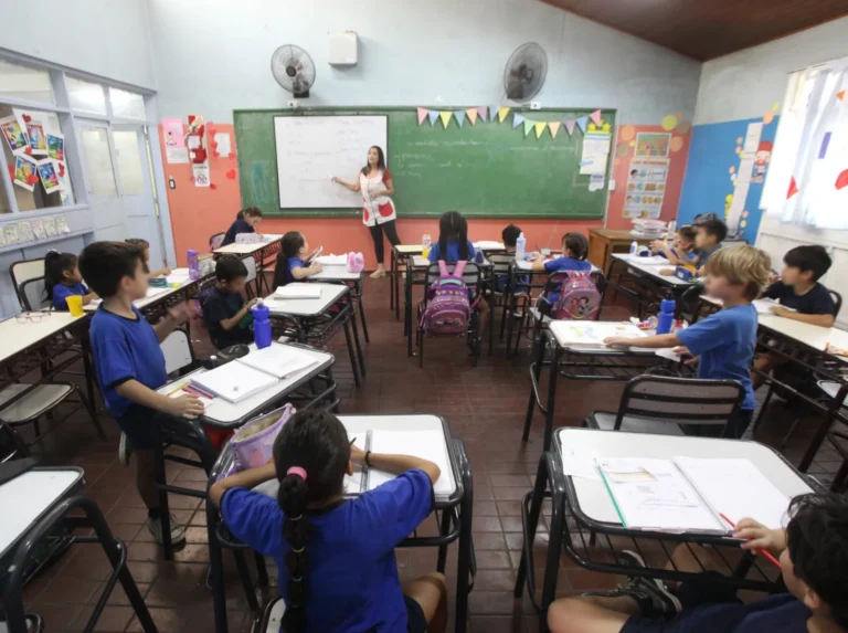 Mendoza no prohibirá el uso de celulares en las aulas, pero adoptará una medida clave