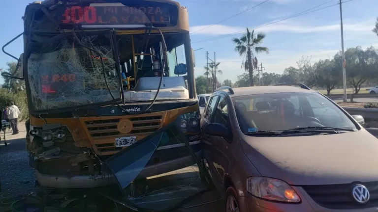 Un micro del Grupo 300 provocó un accidente en Las Heras y los pasajeros aseguraron que iba sin frenos