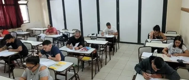 Mayores de 25 años que no terminaron el Secundario podrán estudiar una carrera: los requisitos